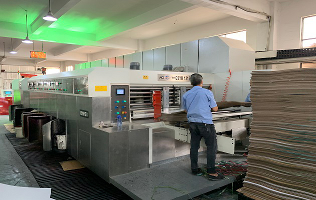 GSYM 型全伺服七色高精度水性印刷上光烘干模切机在苏州工作剪影