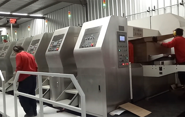 ZYKM IV型（固定式）高速印刷开槽模切粘箱捆扎生产线在智利工作剪影