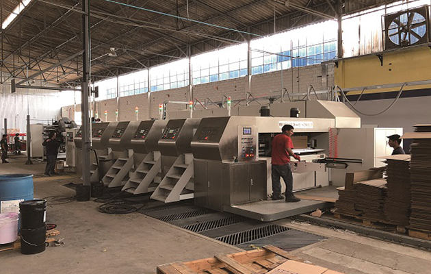ZYKM IV型（固定式）高速印刷开槽模切粘箱捆扎生产线在秘鲁工作剪影