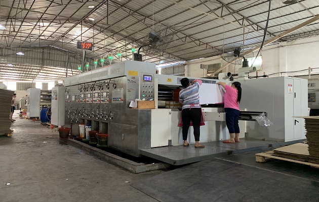 ZYKM I型高速全自动印刷开槽模切粘箱捆扎生产线在中国福建工作剪影