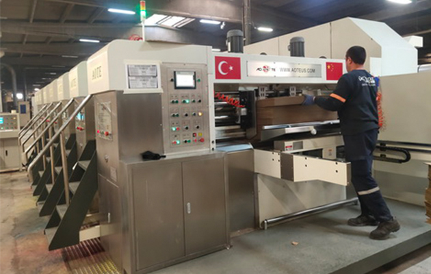 ZYKM IV型（固定式）高速印刷开槽模切粘箱捆扎生产线在土耳其包装公司工作剪影
