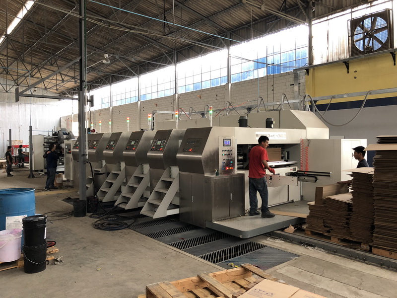 热烈祝贺我公司发往秘鲁的ZYKM IV型900×2000（固定式）高速全自动水性印刷开槽模切粘箱生产线安装调试成功并投入生产！