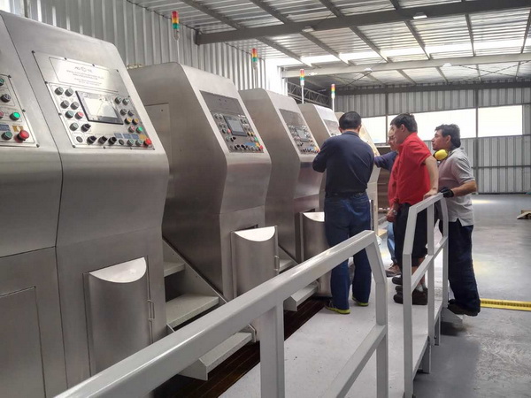 热烈祝贺我公司发往智利“LPS S.A”公司的ZYKM- IV型900×2000（固定式）高速全自动水性印刷开槽模切粘箱捆扎生产线安装调试成功！投入生产！