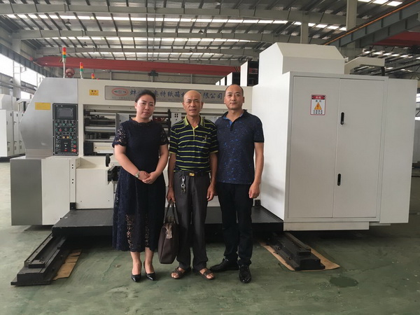 2016年8月17日，我公司发往浙江省嘉兴市振宏电器设备厂的ZYKM IV型高速全自动六色印刷上光烘干模切生产线装车完毕，准备发货