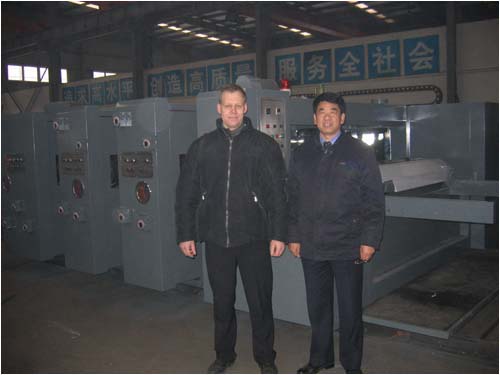 俄罗斯客户到我公司验收购买ZYKM I型高速全自动印刷开槽机